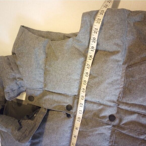Old Navy puffer vest with zipper and button closure and hidden pocket - Picture 7 of 8